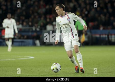 Maxence Caqueret di Lione durante la partita del campionato francese di Ligue 1 tra il Paris Saint-Germain e l'Olympique Lyonnais (Lione) il 21 aprile 2024 allo stadio Parc des Princes di Parigi, in Francia Foto Stock