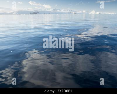 Costa Davis della Penisola Antartica dallo stretto di Orleans al largo di Trinity Island. Foto Stock