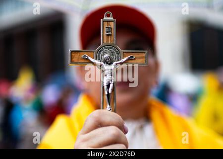 Bogotà, Colombia. 21 aprile 2024. I manifestanti prendono parte a una protesta contro le leggi di riforma sulla salute, la pensione, l'occupazione e i settori carcerari, a Bogotà, Colombia, 21 aprile 2024. Foto di: Sebastian Barros/Long Visual Press credito: Long Visual Press/Alamy Live News Foto Stock