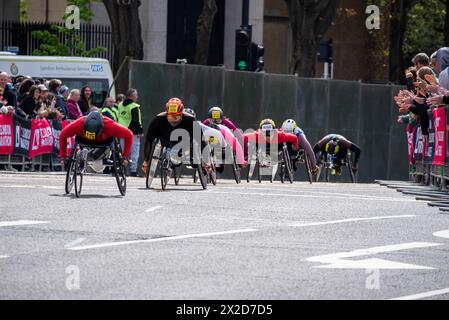 Londra, Regno Unito. 21 aprile 2024. I Funs si vedono applaudire e applaudire gli atleti in sedia a rotelle mentre li lasciano a Londra. Più di 50000 persone hanno partecipato oggi alla 43a Maratona di Londra. È iniziato a Greenwich Park nel sud-est di Londra e si è concluso al The Mall. Credito: SOPA Images Limited/Alamy Live News Foto Stock