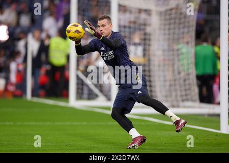 Madrid, Spagna. 21 aprile 2024. Andriy Lunin del Real Madrid CF si riscalda prima della partita di calcio della Liga EA Sports WEEK 32 2023/2024 tra il Real Madrid CF e il FC Barcelona allo stadio Santiago Bernabeu. Punteggio finale: Real Madrid CF 3:2 FC Barcelona. Credito: SOPA Images Limited/Alamy Live News Foto Stock