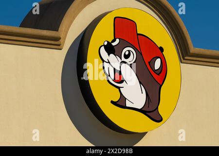 Insegna con il logo per il centro di viaggio megastore Buc-ees e il distributore di benzina a Warner Robins, Georgia, lungo l'Interstate 85. (USA) Foto Stock