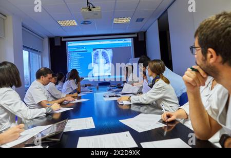 Comitato dei tumori, oncologia, sessione clinica, Ospedale Donostia, San Sebastian, Gipuzkoa, Paesi Baschi Foto Stock