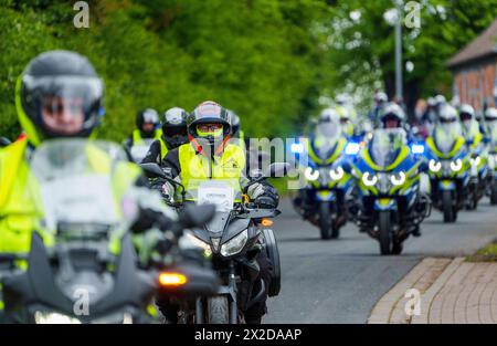 21 aprile 2024, Assia, Gründau: Lo squadrone motociclistico (sullo sfondo) della polizia assiana sostiene un evento. Foto: Andreas Arnold/dpa Foto Stock