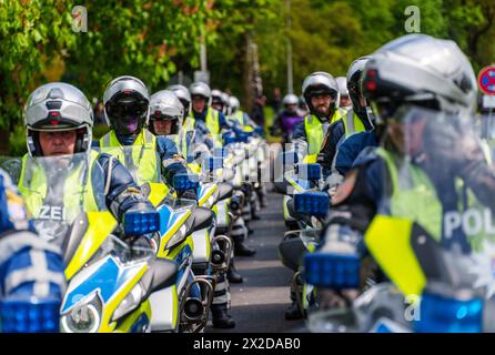 21 aprile 2024, Assia, Gründau: Lo squadrone motociclistico della polizia assiana sostiene un evento. Foto: Andreas Arnold/dpa Foto Stock