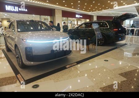 HANGZHOU, CINA - 22 APRILE 2024 - i cittadini guardano i nuovi veicoli energetici li Auto in un centro commerciale di Hangzhou, provincia di Zhejiang, Cina, 22 aprile 20 Foto Stock