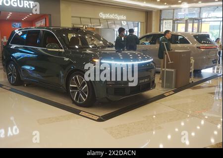 HANGZHOU, CINA - 22 APRILE 2024 - i cittadini guardano i nuovi veicoli energetici li Auto in un centro commerciale di Hangzhou, provincia di Zhejiang, Cina, 22 aprile 20 Foto Stock