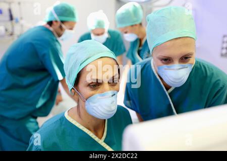 Chirurgo, Chirurgia, sala operatoria, Onkologikoa Hospital, Oncology Institute, case Center per la prevenzione, la diagnosi e il trattamento del cancro, Donostia, S. Foto Stock