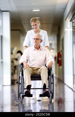 Infermiera con paziente in sedia a rotelle, corridoio, Onkologikoa Hospital, Oncology Institute, Case Center per la prevenzione, la diagnosi e il trattamento del cancro, D. Foto Stock