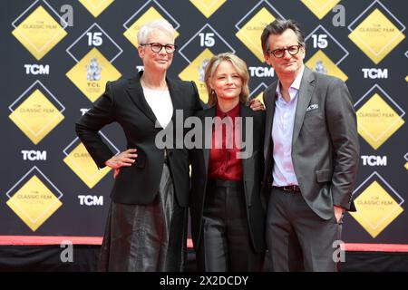 LOS ANGELES - APR 19: Jamie Lee Curtis, Jodie Foster, Ben Mankiewicz alla cerimonia Jodie Foster Hand and Foot Print al TCL Chinese Theater On Foto Stock