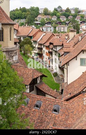 Primo piano dei tradizionali tetti piastrellati di case nella città vecchia, Berna, Svizzera, 15 agosto 2022 Foto Stock