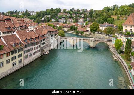 Vista panoramica sul fiume Aare, sul ponte e sui tetti, Berna, Svizzera, 15 agosto 2022 Foto Stock