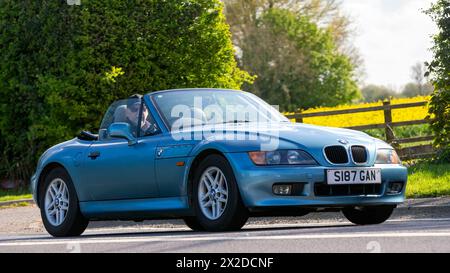 Bicester, Regno Unito - 21 aprile 2024: 1998 BMW Z3 di colore blu che guida su una strada britannica Foto Stock