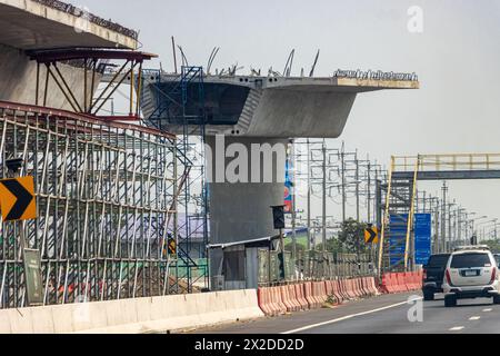 BANGKOK, THAILANDIA, APR 13 2024, Una costruzione di un ponte segmentale sopraelevato prefabbricato a Bangkok Foto Stock