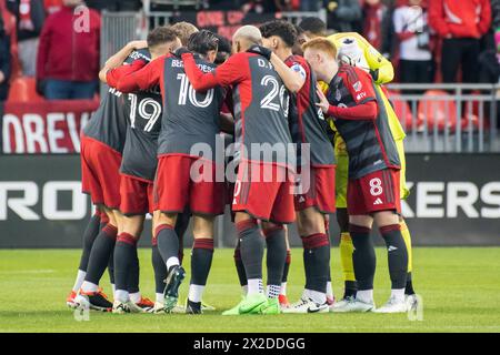 Toronto, Canada. 20 aprile 2024. I giocatori del Toronto FC si riuniscono prima della partita della MLS tra il Toronto FC e il New England Revolution al BMO Field di Toronto. Il gioco si è concluso nel 1-0 (foto di Angel Marchini/SOPA Images/Sipa USA) credito: SIPA USA/Alamy Live News Foto Stock