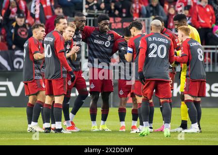 Toronto, Canada. 20 aprile 2024. I giocatori del Toronto FC si riuniscono prima della partita della MLS tra il Toronto FC e il New England Revolution al BMO Field di Toronto. Il gioco si è concluso nel 1-0 (foto di Angel Marchini/SOPA Images/Sipa USA) credito: SIPA USA/Alamy Live News Foto Stock