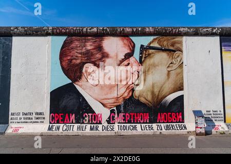 "Mio Dio, aiutami a sopravvivere a questo amore mortale" alla East Side Gallery di Berlino, Germania Foto Stock