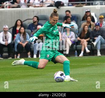 21 aprile 2024: NWSL - National Women's Soccer League - Didi Haracic, portiere dell'Angel City FC, lancia un calcio da goal profondo negli ultimi minuti della partita, mentre Angel City FC ha sconfitto il North Carolina Courage 2 a 1, per la prima vittoria casalinga della stagione al Bom Stadium, Los Angeles, CALIFORNIA, USA, 21 aprile, 2024.Credit Image CR Scott Mitchell/ZUMA Press (Credit Image: © Scott Mitchell/ZUMA Press Wire) SOLO PER USO EDITORIALE! Non per USO commerciale! Foto Stock