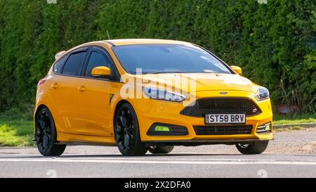 Bicester, UK- 21 aprile 2024: Motore diesel giallo Ford Focus ST 3 TDCI Classic car 2018 che guida su una strada britannica Foto Stock
