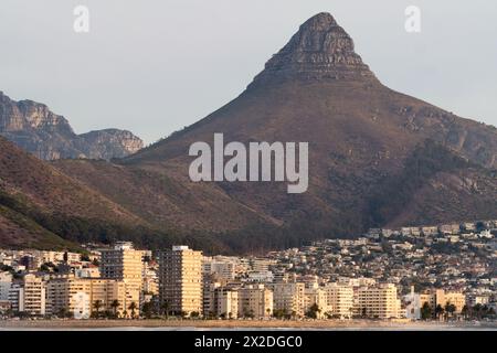 Vista panoramica ravvicinata della montagna di Lions Head e del sobborgo di Sea Point, città del Capo, Sud Africa al tramonto concetto di viaggio e turismo Foto Stock