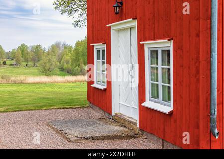 Ingresso a una casa rossa idilliaca in campagna Foto Stock
