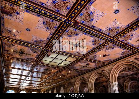 Vista grandangolare del soffitto del passaggio inferiore in Bethesda Terrace - Central Park, Manhatann, New York City Foto Stock