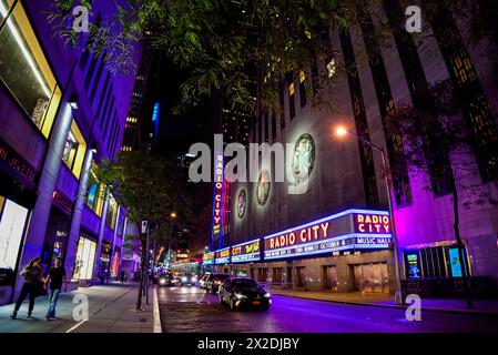 Radio City Music Hall sulla 50th Street at Night - Manhattan, New York City Foto Stock