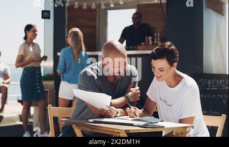 I proprietari di riunioni, riunioni e piccole imprese con documenti presso il food truck per conversazioni, pianificazione o discussione sul menu. Cafe, manager e.. Foto Stock