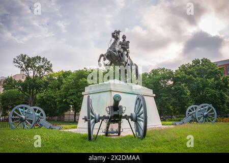 Una statua equestre in bronzo di un cavaliere su un cavallo che si impenna si erge su un piedistallo di pietra circondato da cannoni a Lafayette Square, Washington, DC. Foto Stock