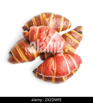 Croissant fruttati e al cioccolato appena sfornati isolati su sfondo bianco Foto Stock