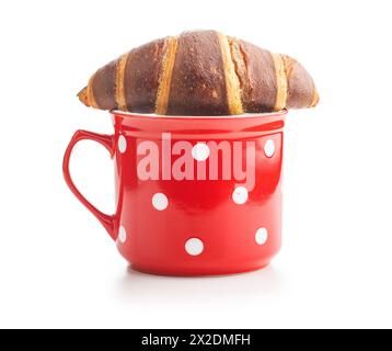 Croissant al cioccolato fresco con una tazza di caffè su sfondo bianco Foto Stock