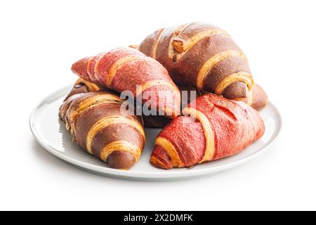 Croissant fruttati e al cioccolato appena sfornati isolati su sfondo bianco Foto Stock