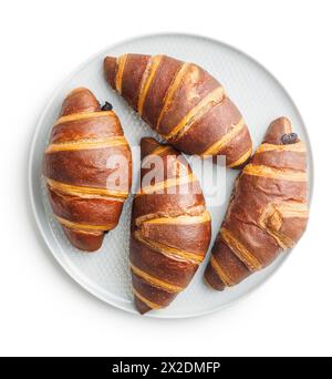 Croissant al cioccolato appena sfornati su piatto isolati su sfondo bianco Foto Stock