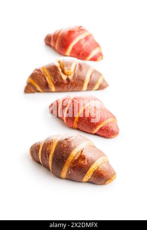 Croissant fruttati e al cioccolato appena sfornati isolati su sfondo bianco Foto Stock