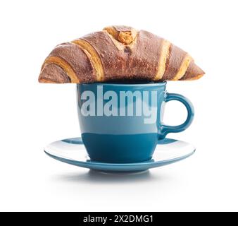 Croissant al cioccolato fresco con una tazza di caffè su sfondo bianco Foto Stock