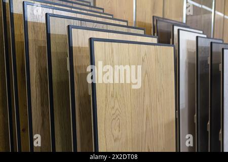 Materiale per impiallacciatura in laminato di legno per l'architettura e la costruzione di interni. Industria Foto Stock