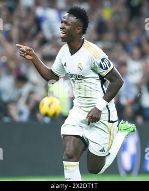 Madrid, Spagna. 21 aprile 2024. Vinicius Junior del Real Madrid festeggia dopo aver segnato durante la partita di calcio del campionato spagnolo (la Liga) tra Real Madrid e FC Barcelona a Madrid, in Spagna, il 21 aprile 2024. Crediti: Gustavo Valiente/Xinhua/Alamy Live News Foto Stock