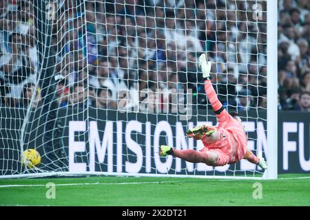 Madrid, Spagna. 21 aprile 2024. Il portiere del Barcellona Marc-Andre ter Stegen non riesce a salvare un rigore dal Vinicius Junior del Real Madrid durante la partita di calcio del campionato spagnolo (la Liga) tra Real Madrid e FC Barcelona a Madrid, in Spagna, 21 aprile 2024. Crediti: Gustavo Valiente/Xinhua/Alamy Live News Foto Stock