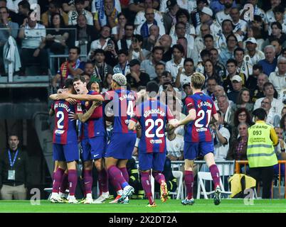 Madrid, Spagna. 21 aprile 2024. I giocatori del FC Barcelona festeggiano dopo aver segnato durante la partita di calcio del campionato spagnolo (la Liga) tra il Real Madrid e il FC Barcelona a Madrid, Spagna, 21 aprile 2024. Crediti: Gustavo Valiente/Xinhua/Alamy Live News Foto Stock