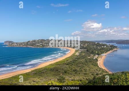 Palm Beach Sydney, vista dal promontorio di Barrenjoey di North Palm Beach e delle sabbie oceaniche e Pittwater Baty con la spiaggia della stazione ( Barrenjoey), NSW, Australi Foto Stock