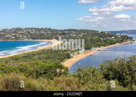 Palm Beach Sydney, vista dal promontorio di Barrenjoey di North Palm Beach e delle sabbie oceaniche e Pittwater Baty con la spiaggia della stazione ( Barrenjoey), NSW, Australi Foto Stock