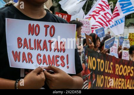 (240422) -- QUEZON CITY, 22 aprile 2024 (Xinhua) -- persone con cartelloni sono ritratte durante una manifestazione di protesta contro le esercitazioni militari congiunte Filippine-Stati Uniti di fronte al cancello del quartier generale delle forze Armate delle Filippine (AFP) a Quezon City, Filippine, 22 aprile 2024. Più di 16.700 soldati filippini e statunitensi hanno iniziato le loro più grandi esercitazioni militari congiunte annuali lunedì tra le critiche secondo cui le esercitazioni minacciano la pace e la stabilità regionali. Crediti: Xinhua/Alamy Live News Foto Stock