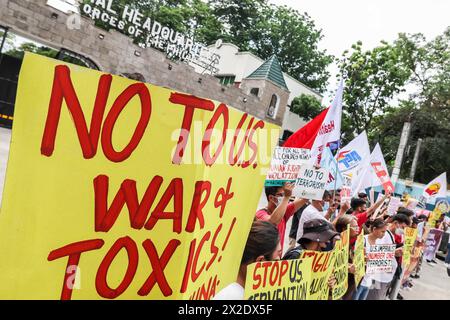 (240422) -- QUEZON CITY, 22 aprile 2024 (Xinhua) -- persone con cartelloni sono ritratte durante una manifestazione di protesta contro le esercitazioni militari congiunte Filippine-Stati Uniti di fronte al cancello del quartier generale delle forze Armate delle Filippine (AFP) a Quezon City, Filippine, 22 aprile 2024. Più di 16.700 soldati filippini e statunitensi hanno iniziato le loro più grandi esercitazioni militari congiunte annuali lunedì tra le critiche secondo cui le esercitazioni minacciano la pace e la stabilità regionali. Crediti: Xinhua/Alamy Live News Foto Stock