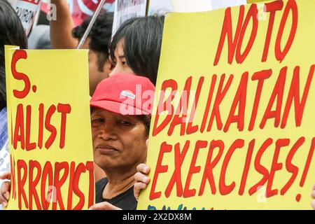 (240422) -- QUEZON CITY, 22 aprile 2024 (Xinhua) -- persone con cartelloni sono ritratte durante una manifestazione di protesta contro le esercitazioni militari congiunte Filippine-Stati Uniti di fronte al cancello del quartier generale delle forze Armate delle Filippine (AFP) a Quezon City, Filippine, 22 aprile 2024. Più di 16.700 soldati filippini e statunitensi hanno iniziato le loro più grandi esercitazioni militari congiunte annuali lunedì tra le critiche secondo cui le esercitazioni minacciano la pace e la stabilità regionali. Crediti: Xinhua/Alamy Live News Foto Stock