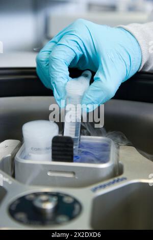 Centrifuga, sala di coltura, laboratorio biofarmaceutico, sviluppo di nuove molecole terapeutiche a base di anticorpi umani per il trattamento del nitrato di ammonio infettivo Foto Stock