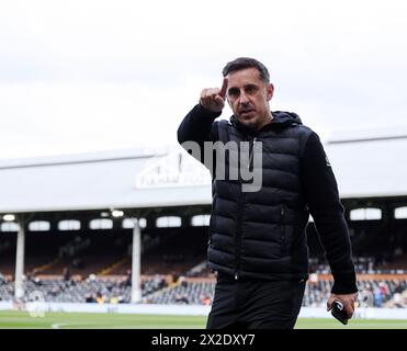 Londra, Regno Unito. 21 aprile 2024. Gary Neville durante la partita di Premier League al Craven Cottage, Londra. Il credito per immagini dovrebbe essere: David Klein/Sportimage Credit: Sportimage Ltd/Alamy Live News Foto Stock