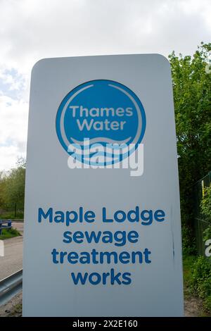 Rickmansworth, Regno Unito. 22 aprile 2024. Il trattamento delle acque reflue del Tamigi lavora al Maple Lodge di Rickmansworth, dove l'acqua del Tamigi ha questo mese, sta scaricando le acque reflue nel fiume Colne. Secondo quanto riferito, Thames Water sta cercando l'autorizzazione del regolatore dell'acqua Ofwat per aumentare le bollette dei clienti del 40%. Vi sono richieste di rinazionalizzazione dell'acqua del Tamigi a seguito della loro pessima situazione in materia di scarichi di acque reflue e della loro società madre, la Kemble Water, che ha inadempiuto i propri debiti. Crediti: Maureen McLean/Alamy Live News Foto Stock