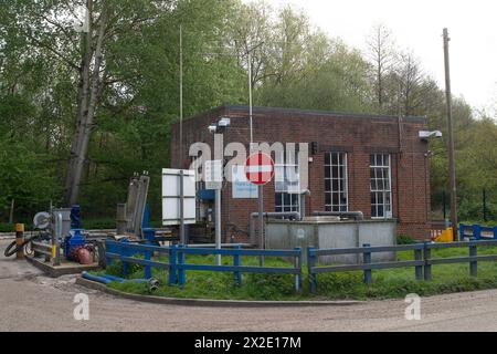 Rickmansworth, Regno Unito. 22 aprile 2024. Il trattamento delle acque reflue del Tamigi lavora al Maple Lodge di Rickmansworth, dove l'acqua del Tamigi ha questo mese, sta scaricando le acque reflue nel fiume Colne. Secondo quanto riferito, Thames Water sta cercando l'autorizzazione del regolatore dell'acqua Ofwat per aumentare le bollette dei clienti del 40%. Vi sono richieste di rinazionalizzazione dell'acqua del Tamigi a seguito della loro pessima situazione in materia di scarichi di acque reflue e della loro società madre, la Kemble Water, che ha inadempiuto i propri debiti. Crediti: Maureen McLean/Alamy Live News Foto Stock