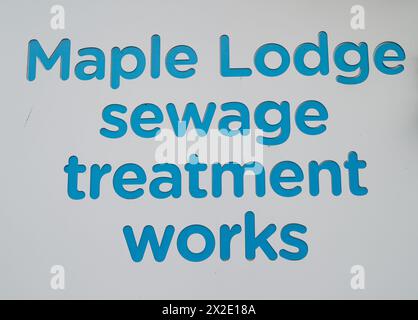 Rickmansworth, Regno Unito. 22 aprile 2024. Il trattamento delle acque reflue del Tamigi lavora al Maple Lodge di Rickmansworth, dove l'acqua del Tamigi ha questo mese, sta scaricando le acque reflue nel fiume Colne. Secondo quanto riferito, Thames Water sta cercando l'autorizzazione del regolatore dell'acqua Ofwat per aumentare le bollette dei clienti del 40%. Vi sono richieste di rinazionalizzazione dell'acqua del Tamigi a seguito della loro pessima situazione in materia di scarichi di acque reflue e della loro società madre, la Kemble Water, che ha inadempiuto i propri debiti. Crediti: Maureen McLean/Alamy Live News Foto Stock