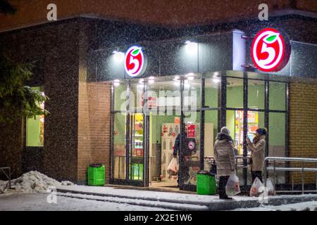 Obninsk, Russia - febbraio 2018: Negozio di alimentari Pyaterochka , vista all'esterno in serata durante una nevicata in inverno Foto Stock